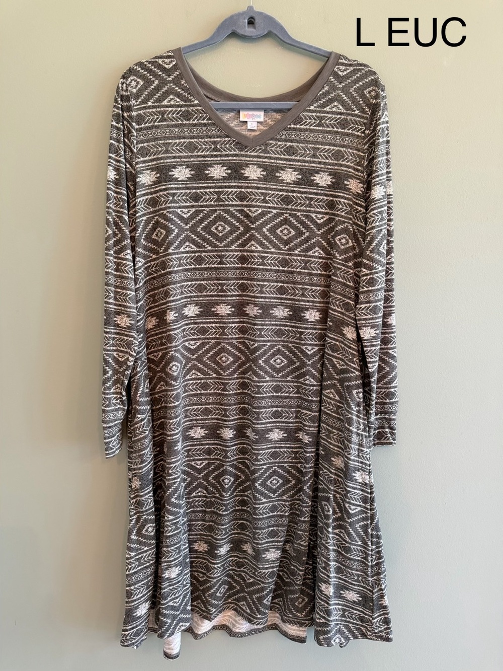 Women's Long Sleeve V-Neck Tribal Print Dress in Grey and White